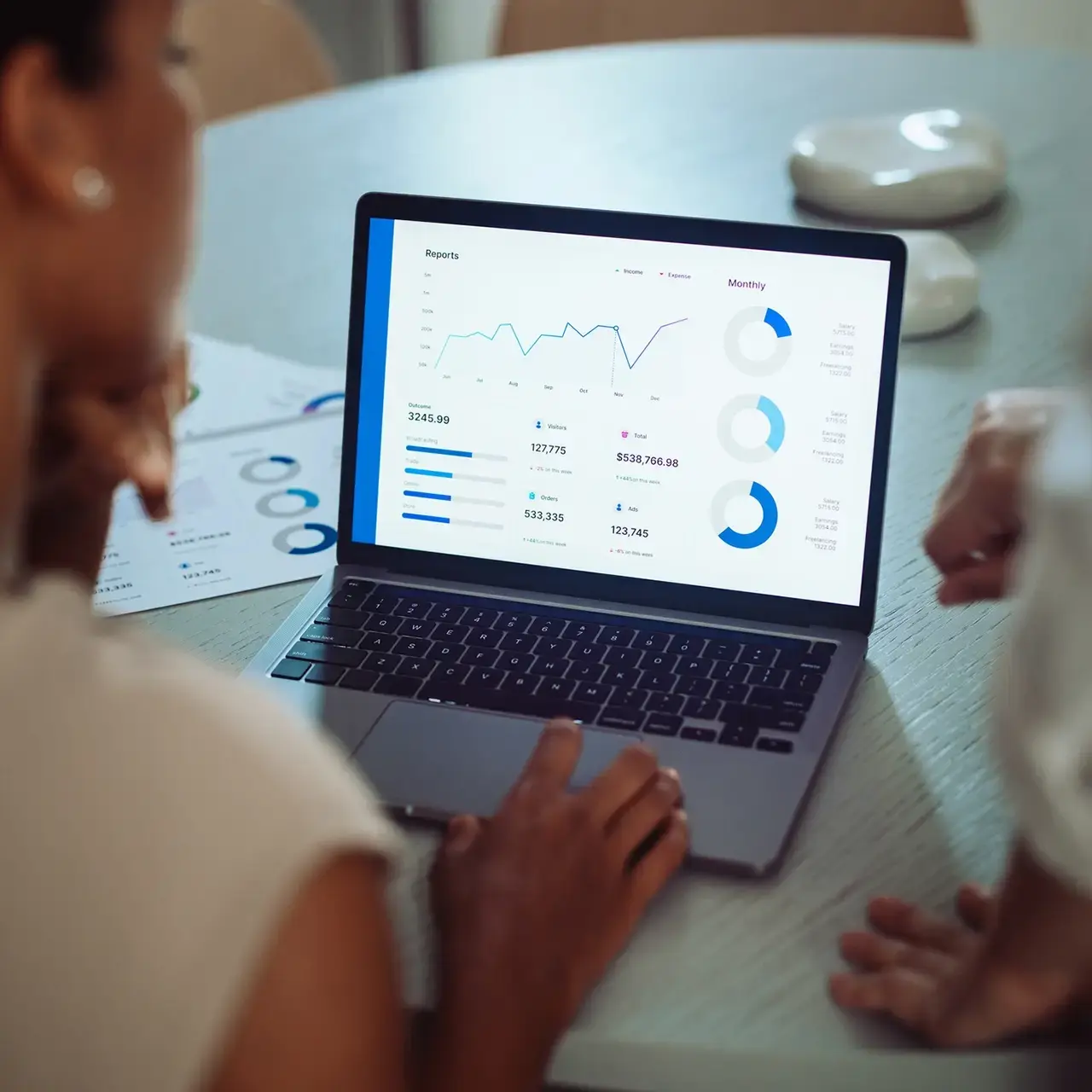 image-businesswomen-analyzing-data